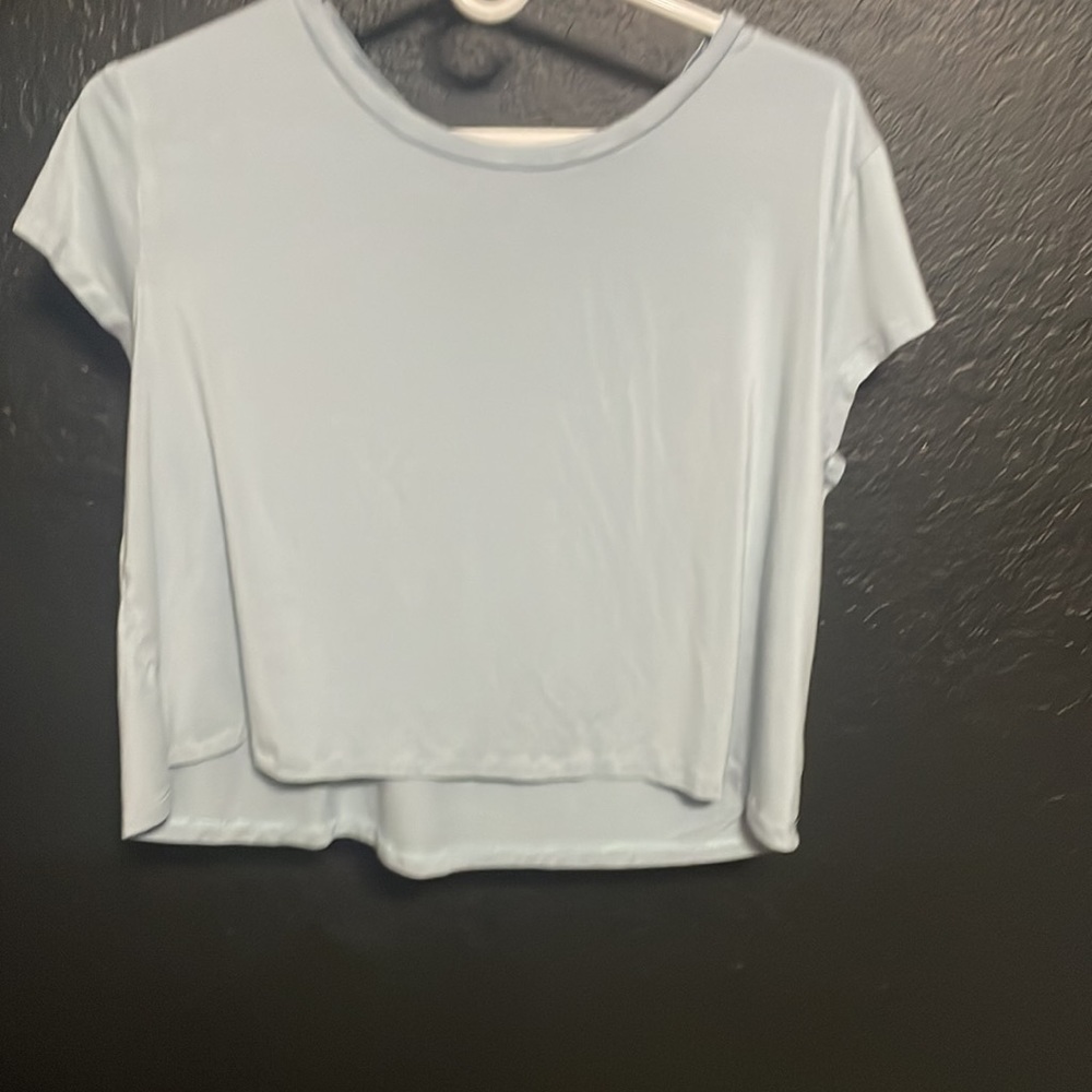 blue cropped tee!!